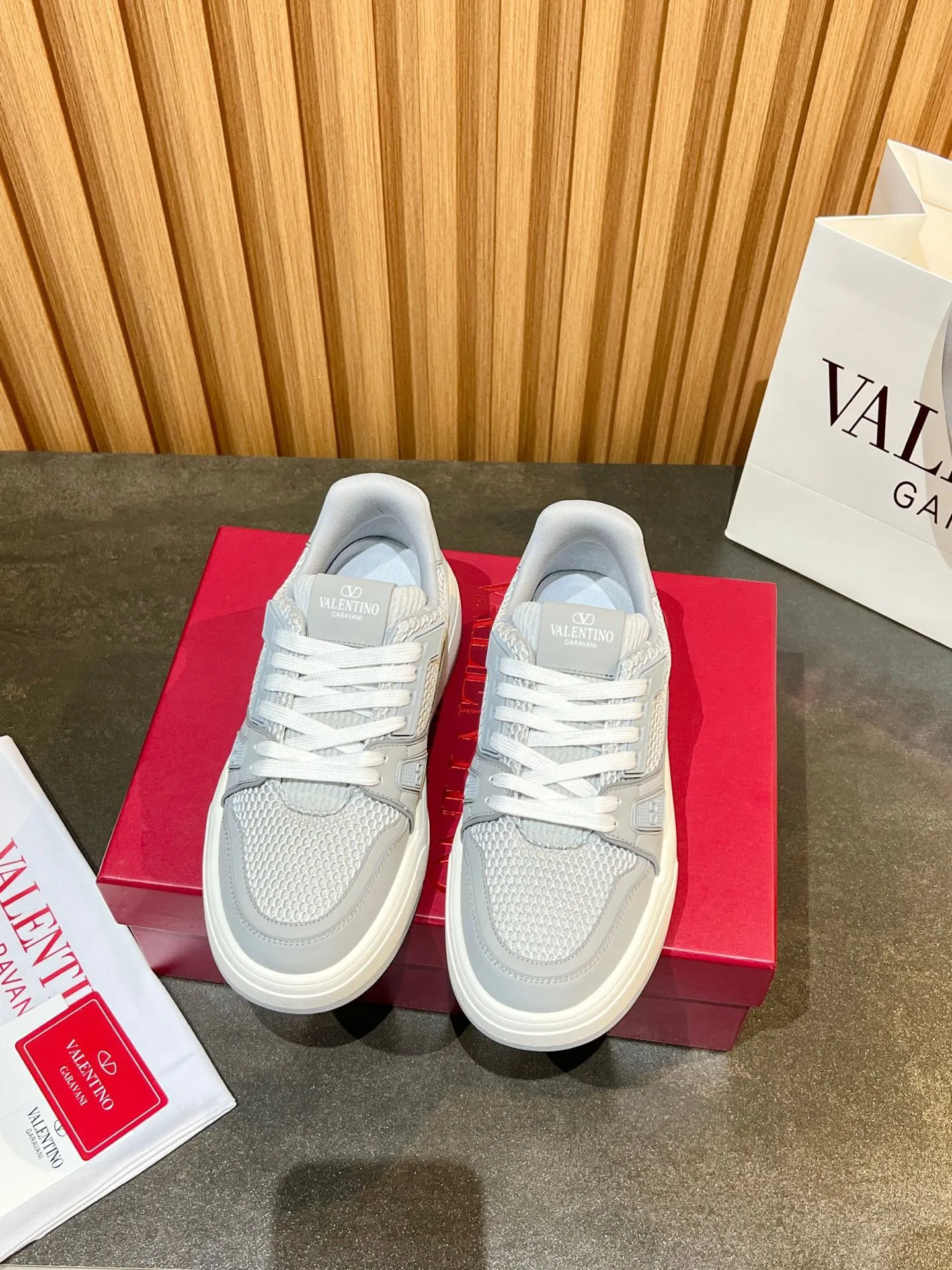 Men's men's shoes 💰640 VLNT Valentino 𝑶𝒏𝒆𝑺𝒕𝒖𝒅 Couple's sneakers series Valentino 2025 latest couple's sneakers, same style for celebrities, hot sale. Original ZP purchase and dismantling. Repeated pattern making and modification. Trying to restore 1:1 original version! Top luxury masterpiece, soft and comfortable, breathable and light, combines fashion and leisure, brings excellent and elegant texture and excellent on-foot comfort. Top purchasing version upper: imported high-end breathable mesh/original oil edge craftsmanship. Inner: imported mesh. Outsole: original development 𝐓𝐏𝐔 two-color combination outsole. Packaging: original configuration complete package. Code number: 35/44 (customized 45 46). Can be customized (self-labeled - no label) order.